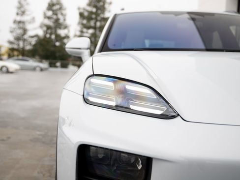 Certified 2025 Porsche Macan Electric image 13