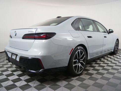 Used 2025 BMW 740i w/ Premium Package RWD image 3