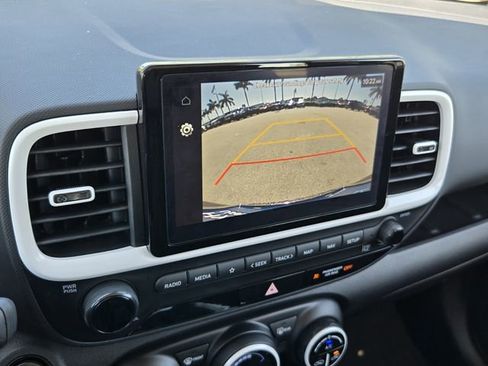 Certified 2025 Hyundai Venue Limited FWD image 19