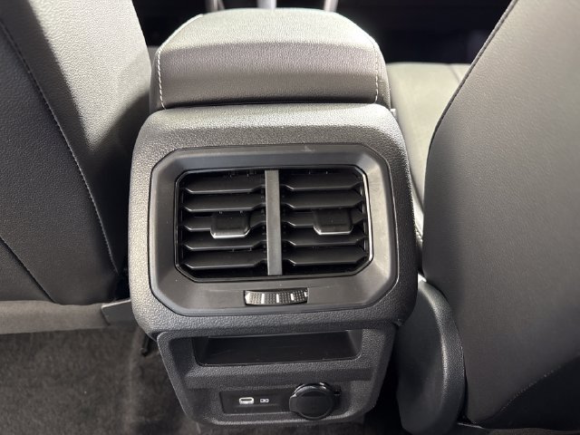 Used 2024 Volkswagen Tiguan SE AWD/4WD image 17
