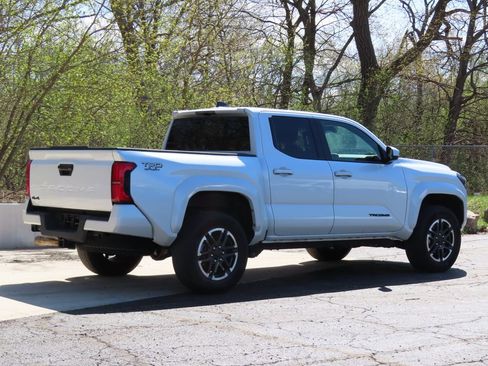 Used 2025 Toyota Tacoma TRD Sport AWD/4WD image 3