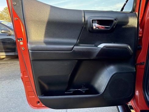 Used 2017 Toyota Tacoma TRD Off-Road w/ Tow Package (A/T) image 18