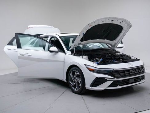 Used 2025 Hyundai Elantra SEL image 15