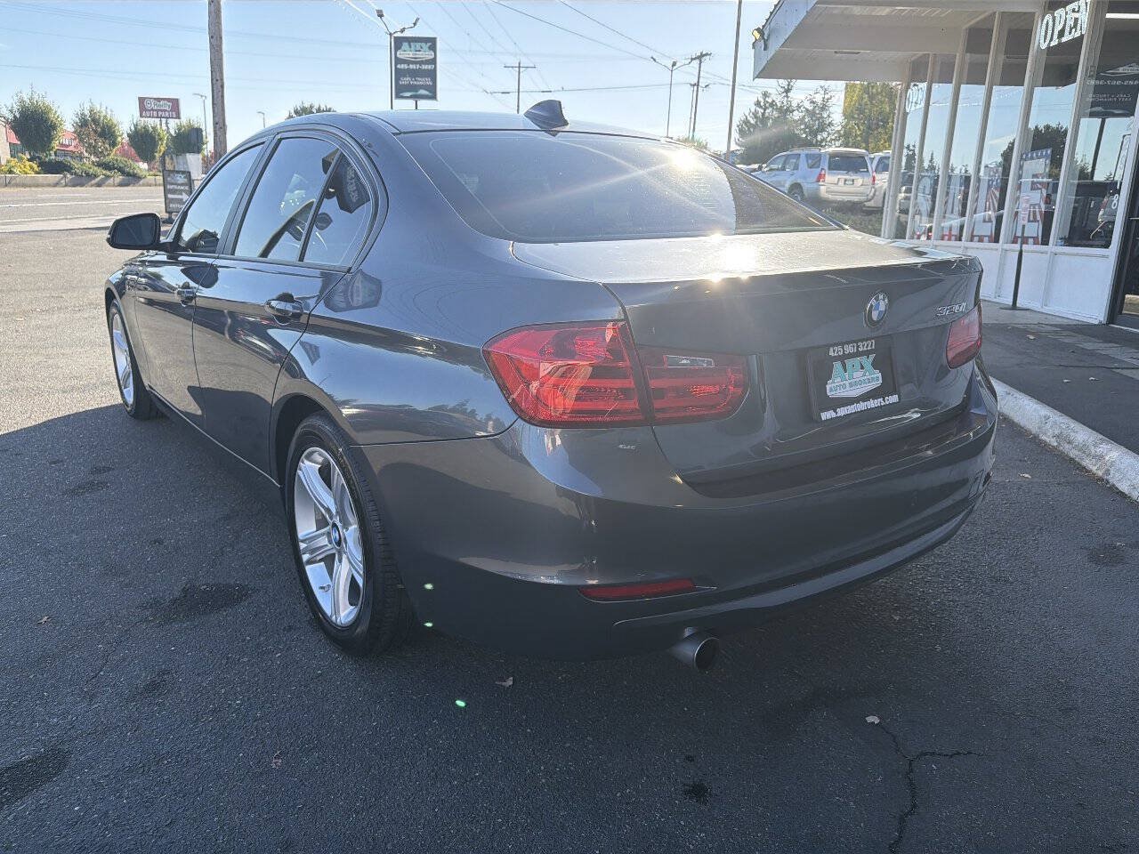 Used 2014 BMW 320i Sedan RWD image 4