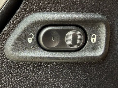 Used 2011 Jeep Wrangler Unlimited Rubicon w/ Connectivity Group image 17