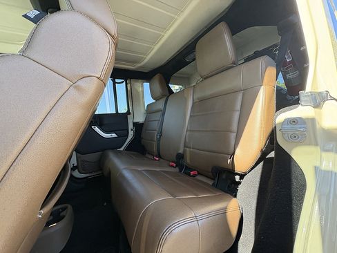 Used 2011 Jeep Wrangler Unlimited Sahara w/ Connectivity Group AWD/4WD image 30