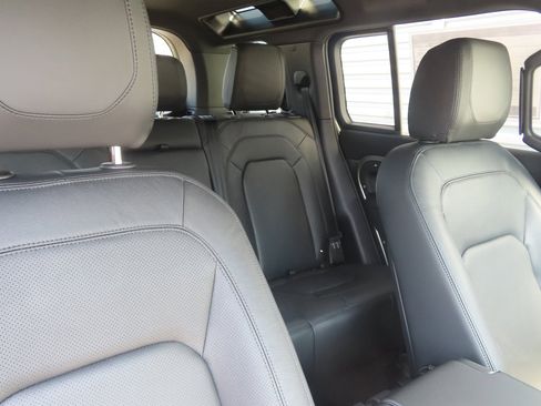 New 2024 Land Rover Defender 110 S image 4