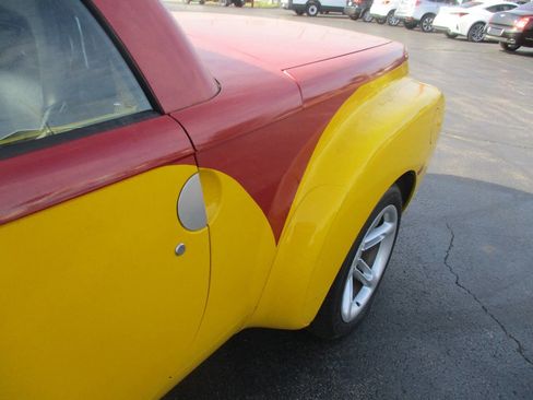Used 2004 Chevrolet SSR w/ Preferred Equipment Group RWD image 9