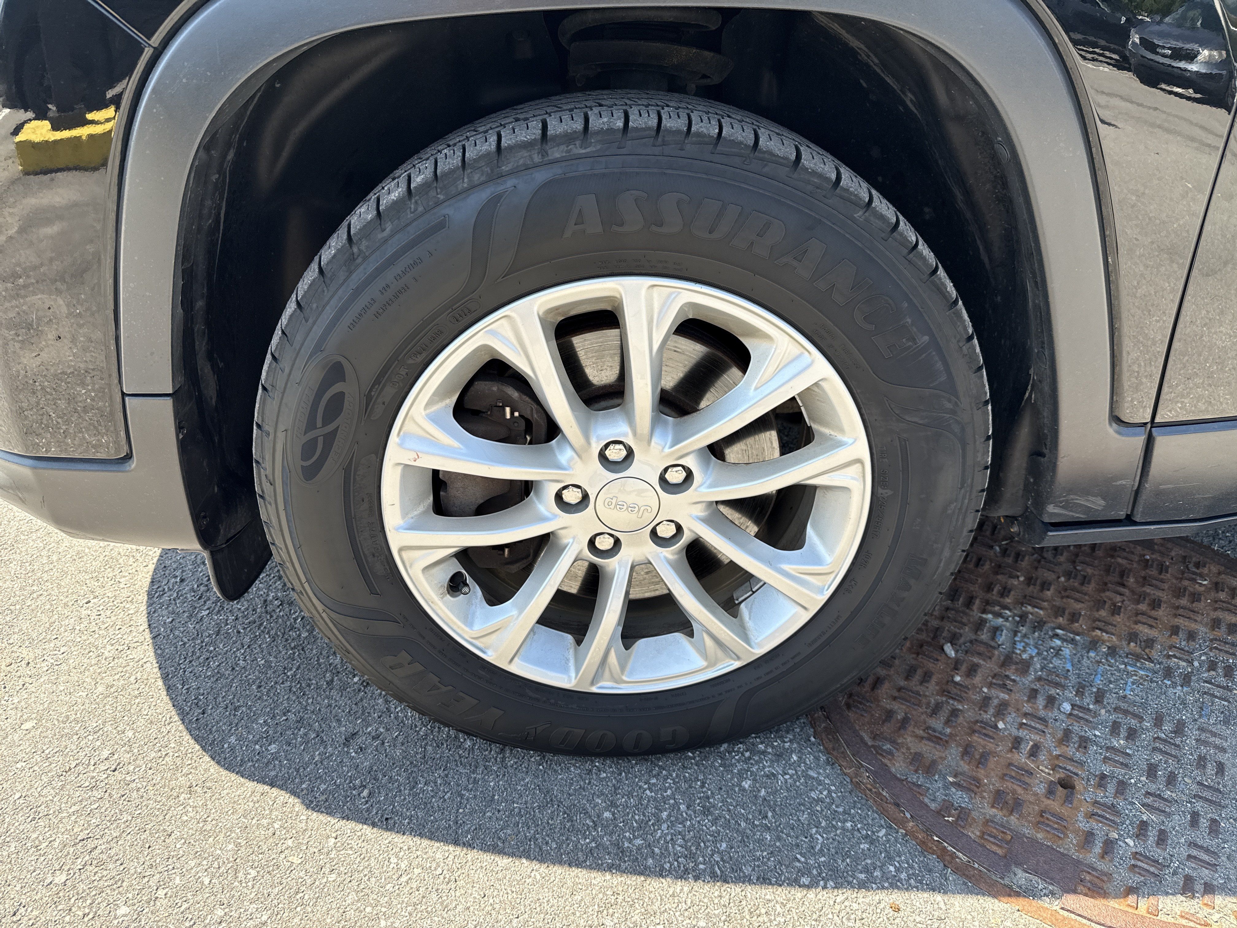 Used 2019 Jeep Cherokee Latitude w/ Popular Appearance Group AWD/4WD image 13