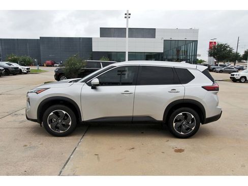Used 2025 Nissan Rogue SV w/ SV Premium Package FWD image 3