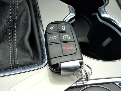 Used 2019 Jeep Grand Cherokee Overland AWD/4WD image 39