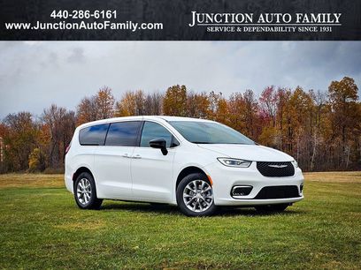 New 2026 Chrysler Pacifica Select