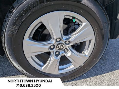 Used 2025 Toyota RAV4 XLE AWD/4WD image 39