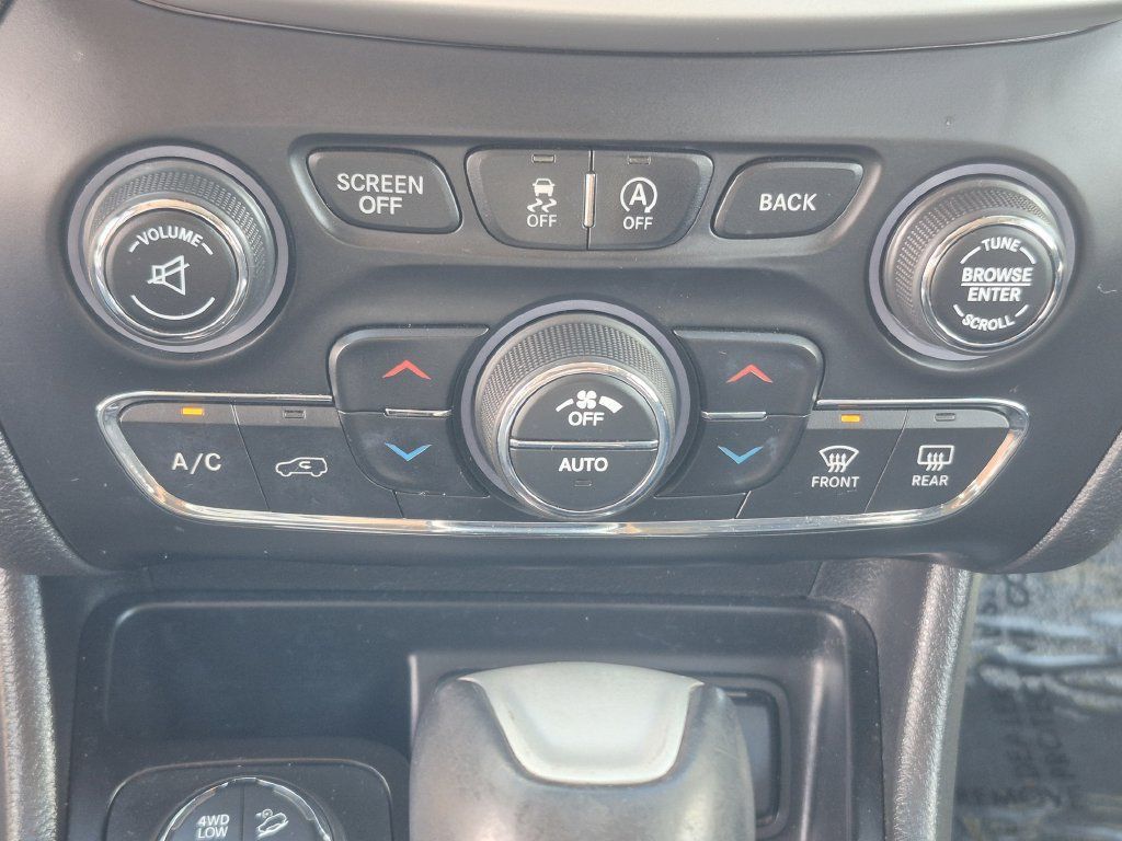 Used 2017 Jeep Cherokee Trailhawk AWD/4WD image 23