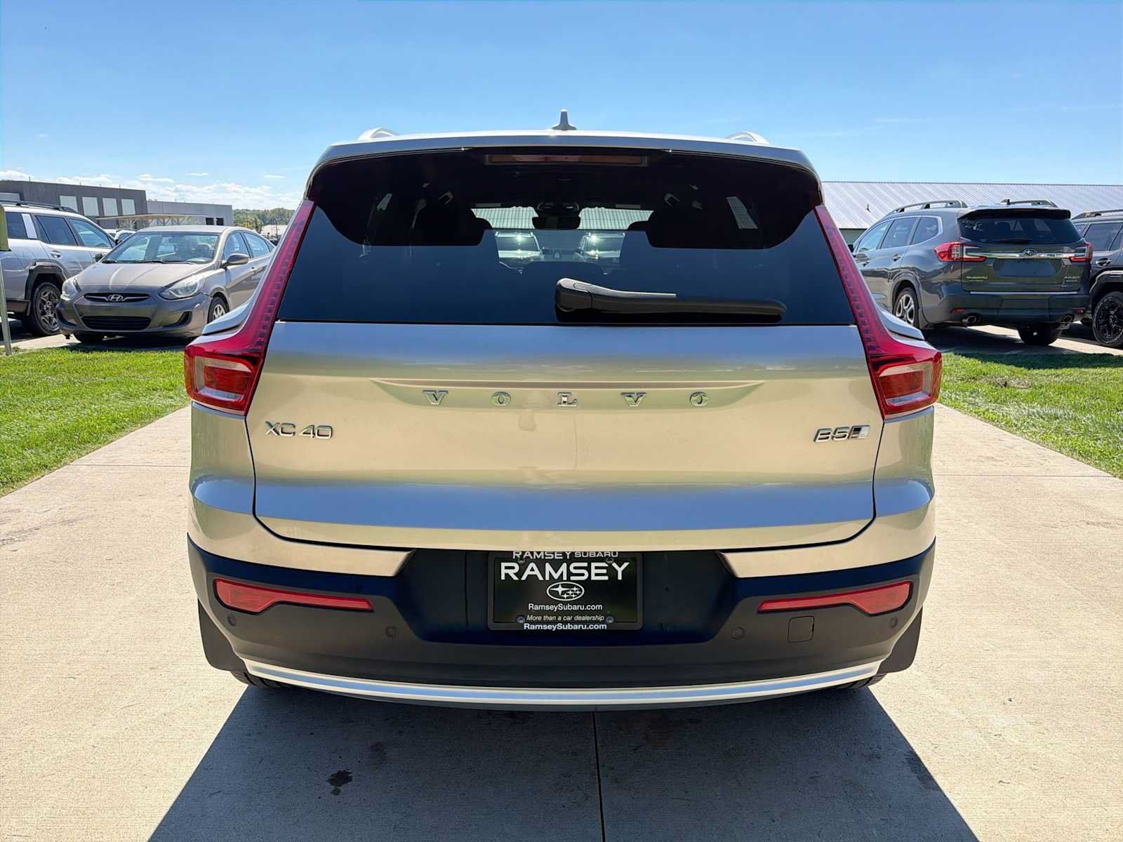 Used 2023 Volvo XC40 B5 Core w/ Convenience Package AWD/4WD image 5