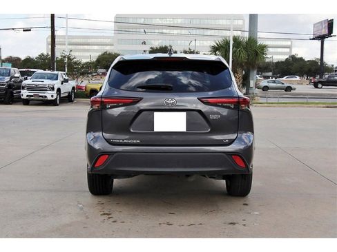 Used 2024 Toyota Highlander XLE image 5