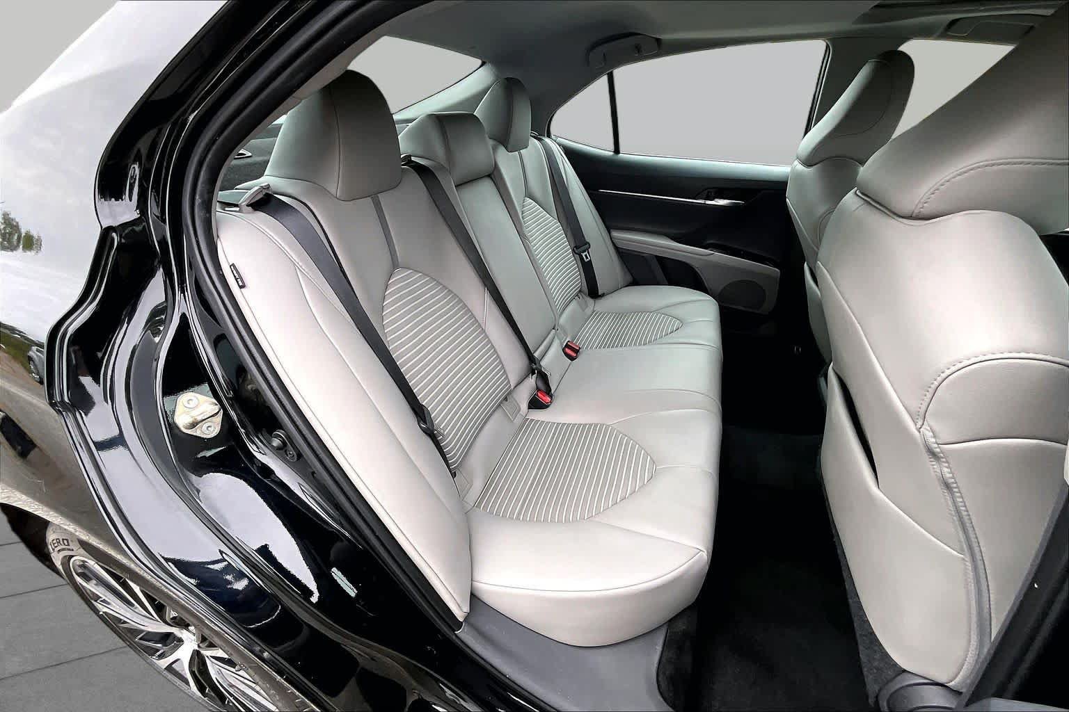Used 2020 Toyota Camry SE w/ Convenience Package FWD image 21