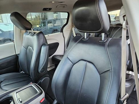 Used 2024 Chrysler Pacifica Touring-L image 14