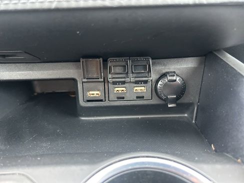 Used 2020 Toyota Highlander XLE image 31