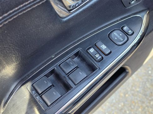 Used 2017 Toyota Avalon Limited image 16