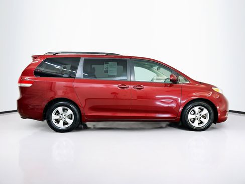Used 2014 Toyota Sienna LE image 10