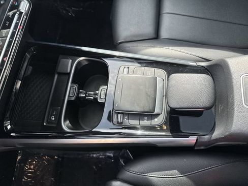Used 2021 Mercedes-Benz GLB 250 w/ Premium Package image 21