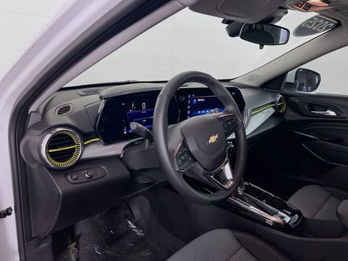 Used 2025 Chevrolet Trax LT w/ LT Convenience Package image 10