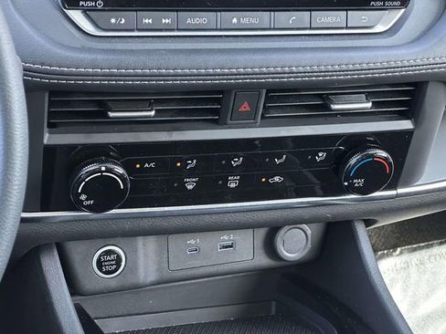 Used 2023 Nissan Rogue S image 17