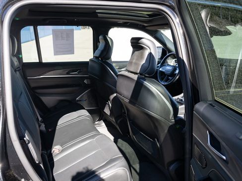 Used 2022 Jeep Grand Cherokee Overland w/ Adv Protech Group III image 21