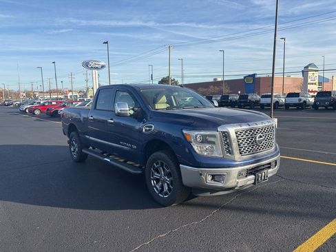 Used 2018 Nissan Titan SL w/ Chrome Package image 3