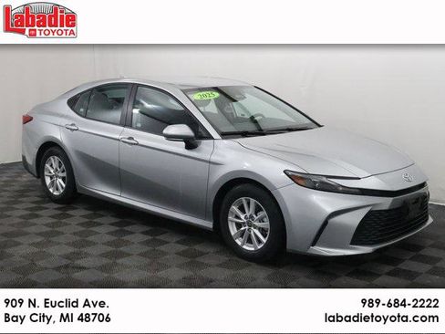 Certified 2025 Toyota Camry LE image 1