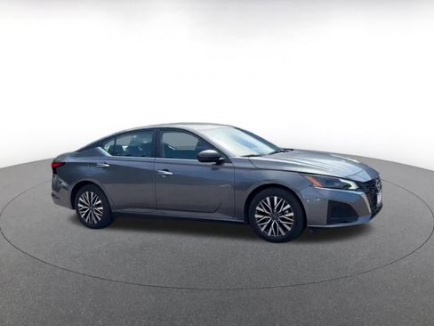 Used 2025 Nissan Altima 2.5 SV FWD image 2