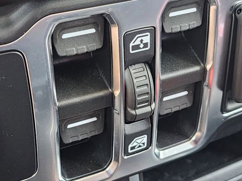 Used 2022 Jeep Gladiator Mojave w/ Cold Weather Group image 9