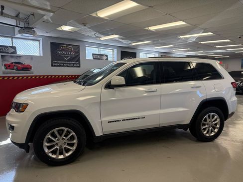 Used 2022 Jeep Grand Cherokee Laredo E AWD/4WD image 3