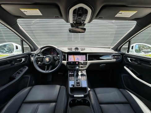 Certified 2025 Porsche Macan AWD/4WD image 6