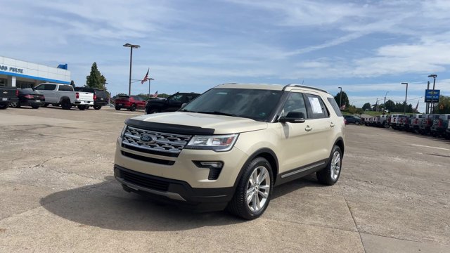 Used 2018 Ford Explorer XLT w/ Equipment Group 201A FWD image 4
