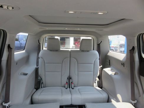 Used 2018 GMC Acadia SLT w/ LPO, Black Accent Package AWD/4WD image 25