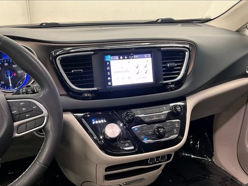 Used 2023 Chrysler Voyager LX FWD image 5