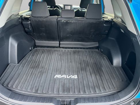 Used 2021 Toyota RAV4 LE image 5