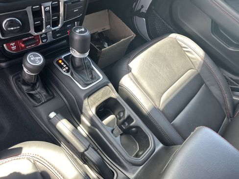 Used 2024 Jeep Wrangler Unlimited Rubicon w/ Convenience Group AWD/4WD image 34