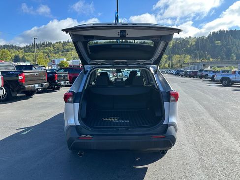 Used 2022 Toyota RAV4 LE image 11