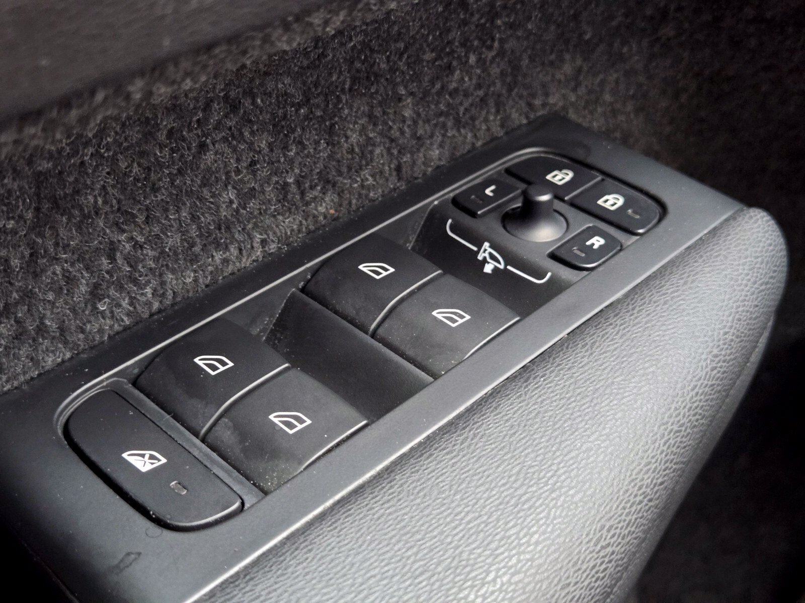 Used 2024 Volvo XC40 B5 Plus AWD/4WD image 34