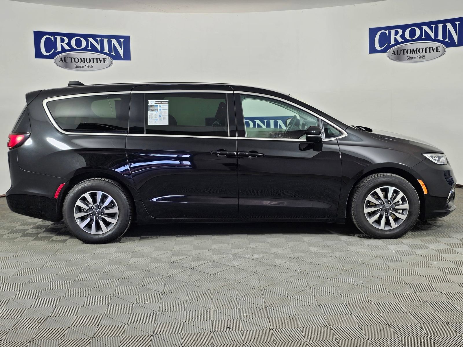 Used 2024 Chrysler Pacifica Limited FWD image 27