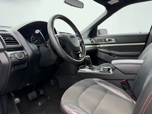Used 2019 Ford Explorer XLT w/ Equipment Group 202A AWD/4WD image 4