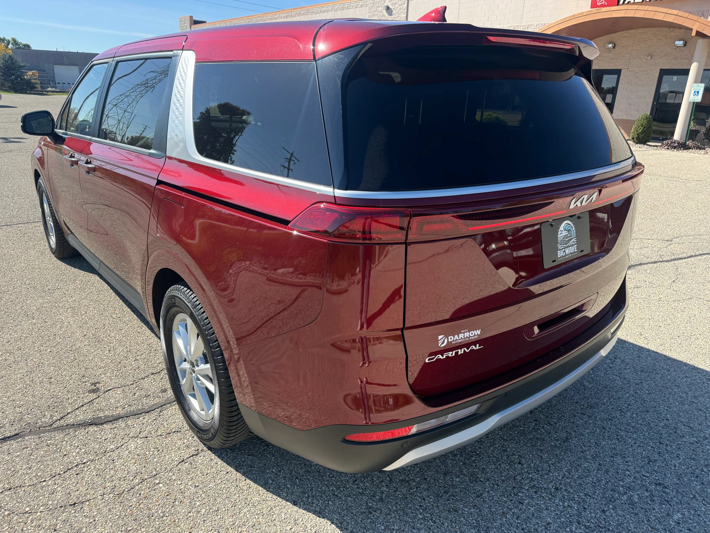 Used 2024 Kia Carnival LX FWD image 3