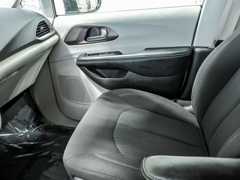 Used 2021 Chrysler Voyager LX FWD image 28
