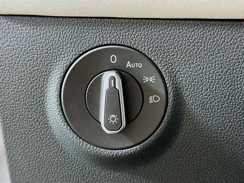 Used 2025 Volkswagen Taos SE image 17