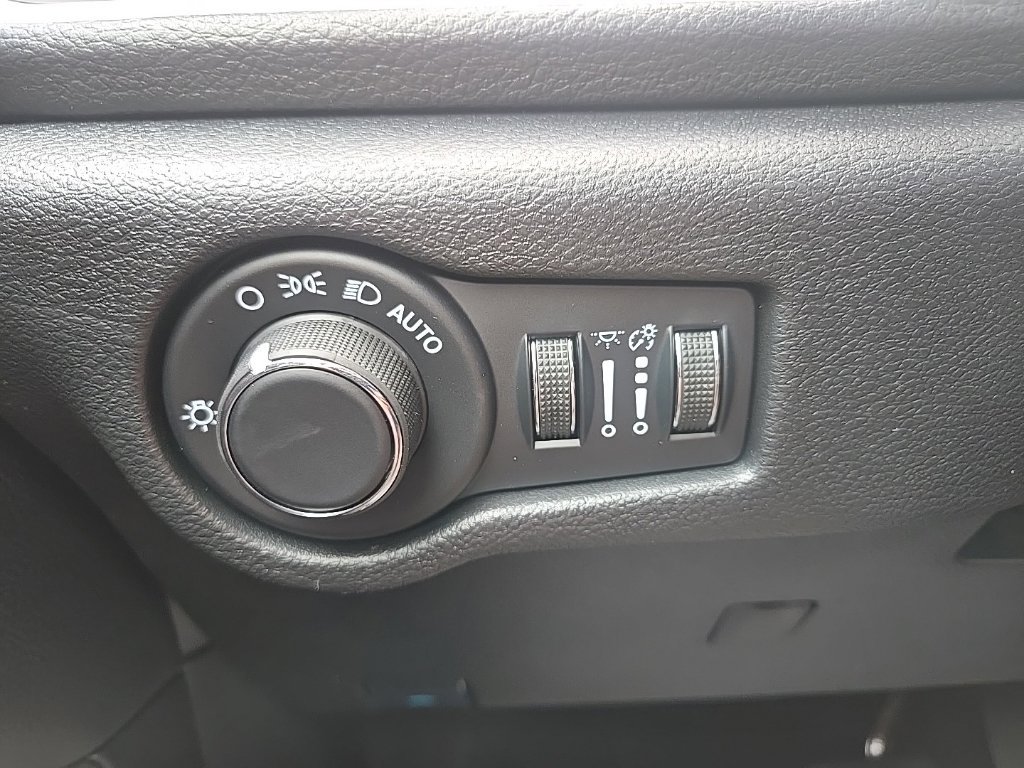 New 2027 Chrysler Pacifica Select w/ Family Tech Group FWD image 48