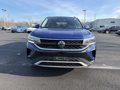 Certified 2023 Volkswagen Taos SE w/ Panoramic Sunroof Package image 2