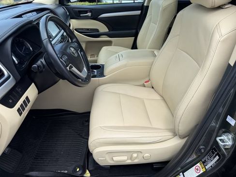 Used 2019 Toyota Highlander XLE AWD/4WD image 22